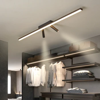 Rida LED track laevalgusti elutuppa, magamistuba, koridor vahekäiguga heledal taustal nurgas lae lamp