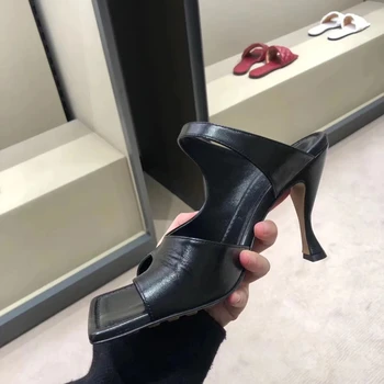 Ruut pea clip-varba sandaalid naistele 2020. aasta suvel uus isiksus punane stiletto kõrge kontsaga sandaalid metsik pool sussid tõusulaine