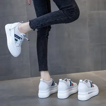 Õõnes hingav valged kingad naistele 2020. aasta suvel uued metsikud üksik kingad, kõrge kontsaga vabaaja paksu põhjaga kasvanud naiste kingad